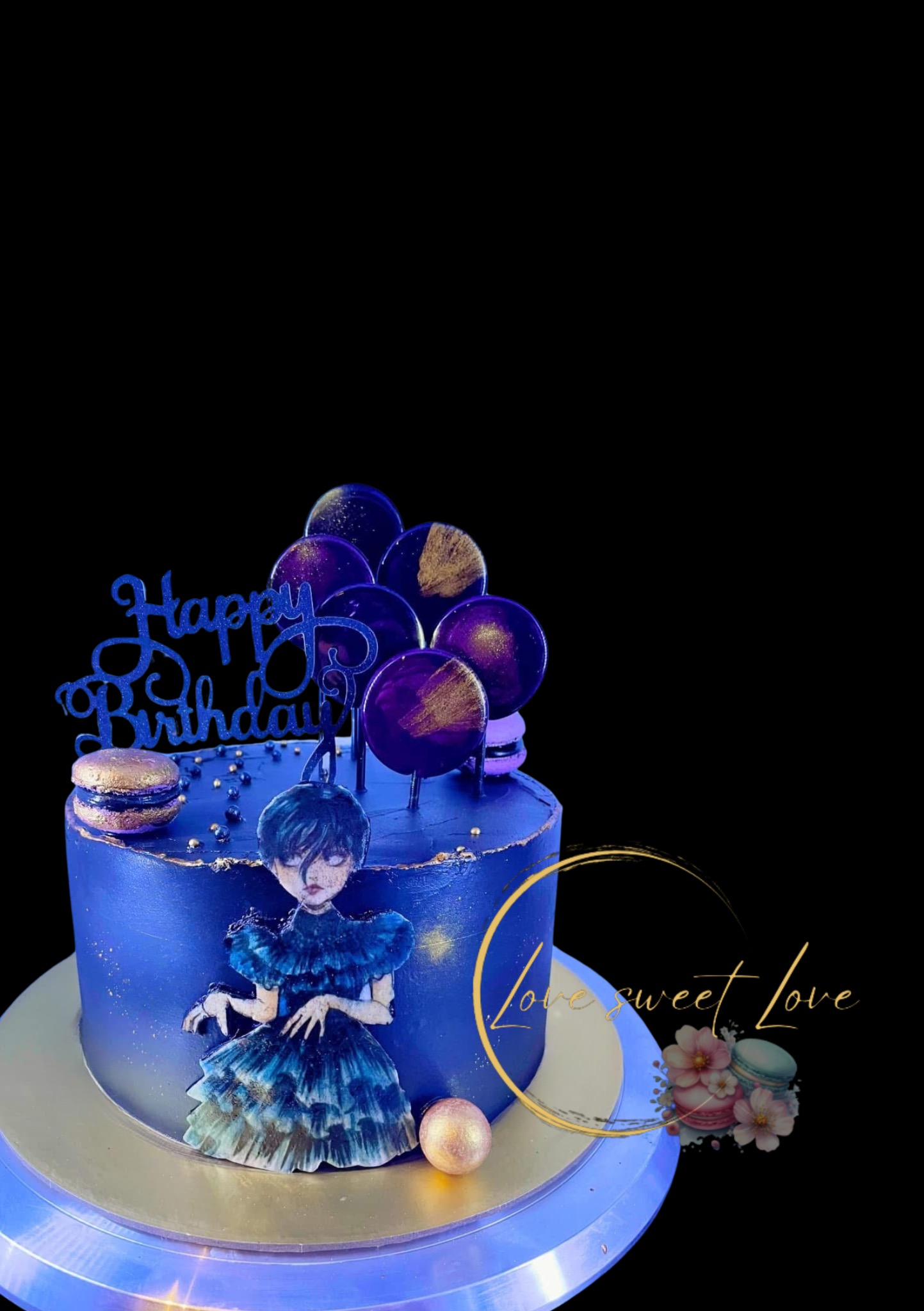 Niebieski tort urodzinowy z dekoracją inspirowaną Wednesday Addams, z makaronikiem i napisem 'Happy Birthday' na czarnym tle.