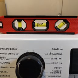 IT Storm Piotr Janik - Poziomowanie w celu wyelinowanie 'tańcowania' pralki po łazience w czasie wirowania.