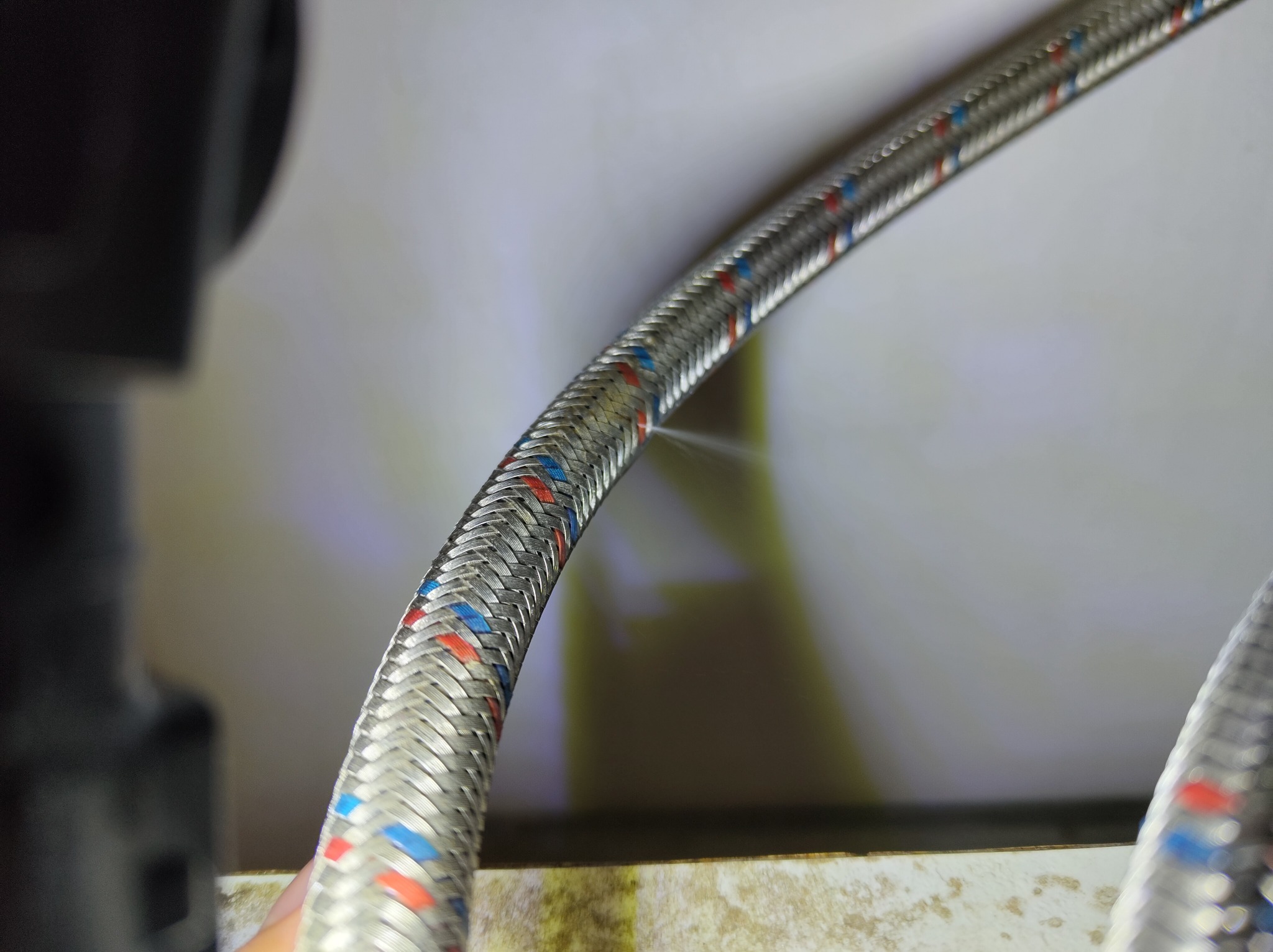 Uszkodzony wężyk od baterii powodował zalewanie szafki pod umywalką (wymiana na nowy).