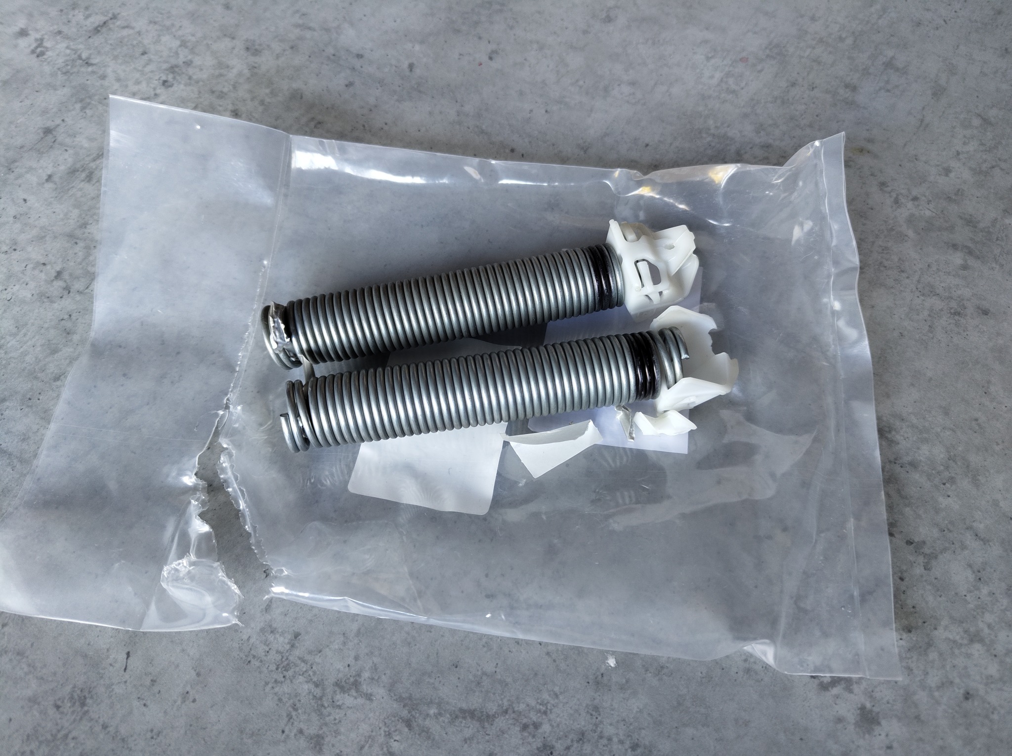 Zbyt szybko opadające drzwi od zmywarki - powodem były pęknięte sprężyny od zmywarki (wymiana na nowe).