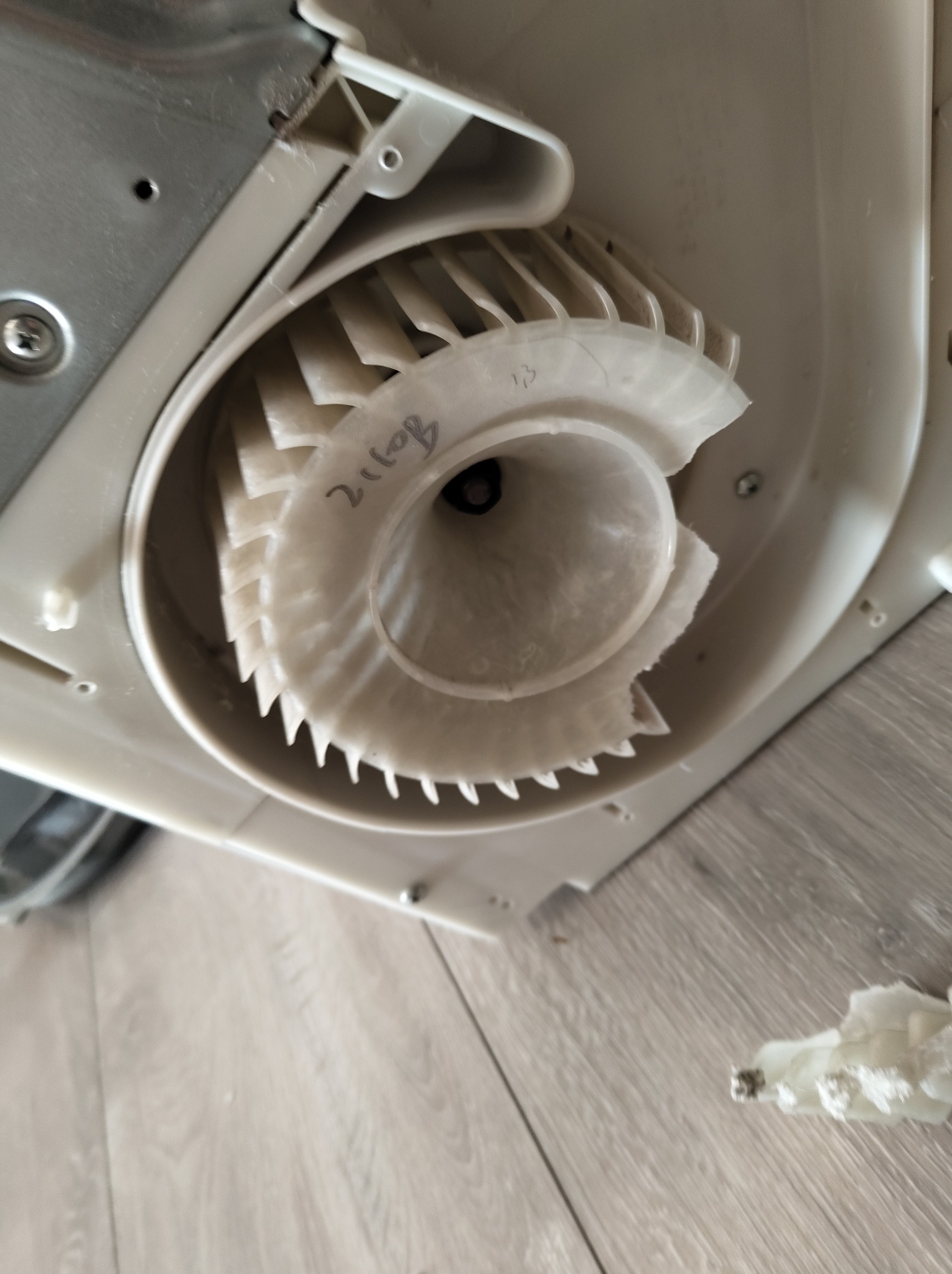 Głośną pracę suszarki oraz słabą wydajność suszenia może być spowodowana pękniętym wirnikiem ...