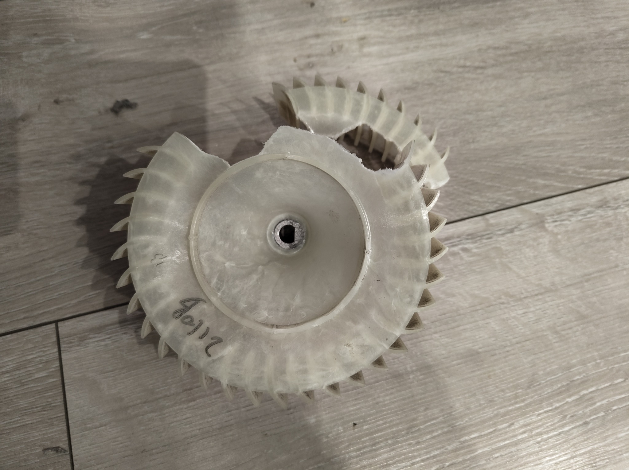 ... na dwie części. Konieczna była wymiana wirnika.