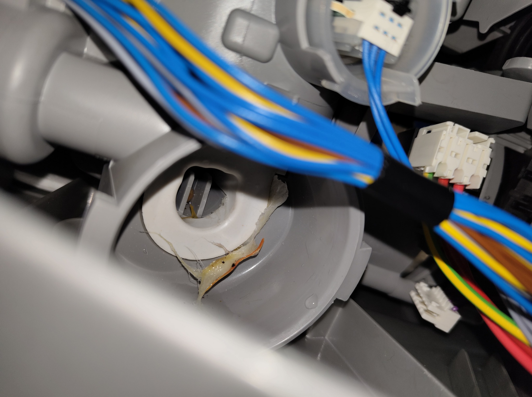 Brak pracy pompy myjącej był spowodowany ciałem obcym w pompie. Po usunięciu zmywarka działa beez problemu.