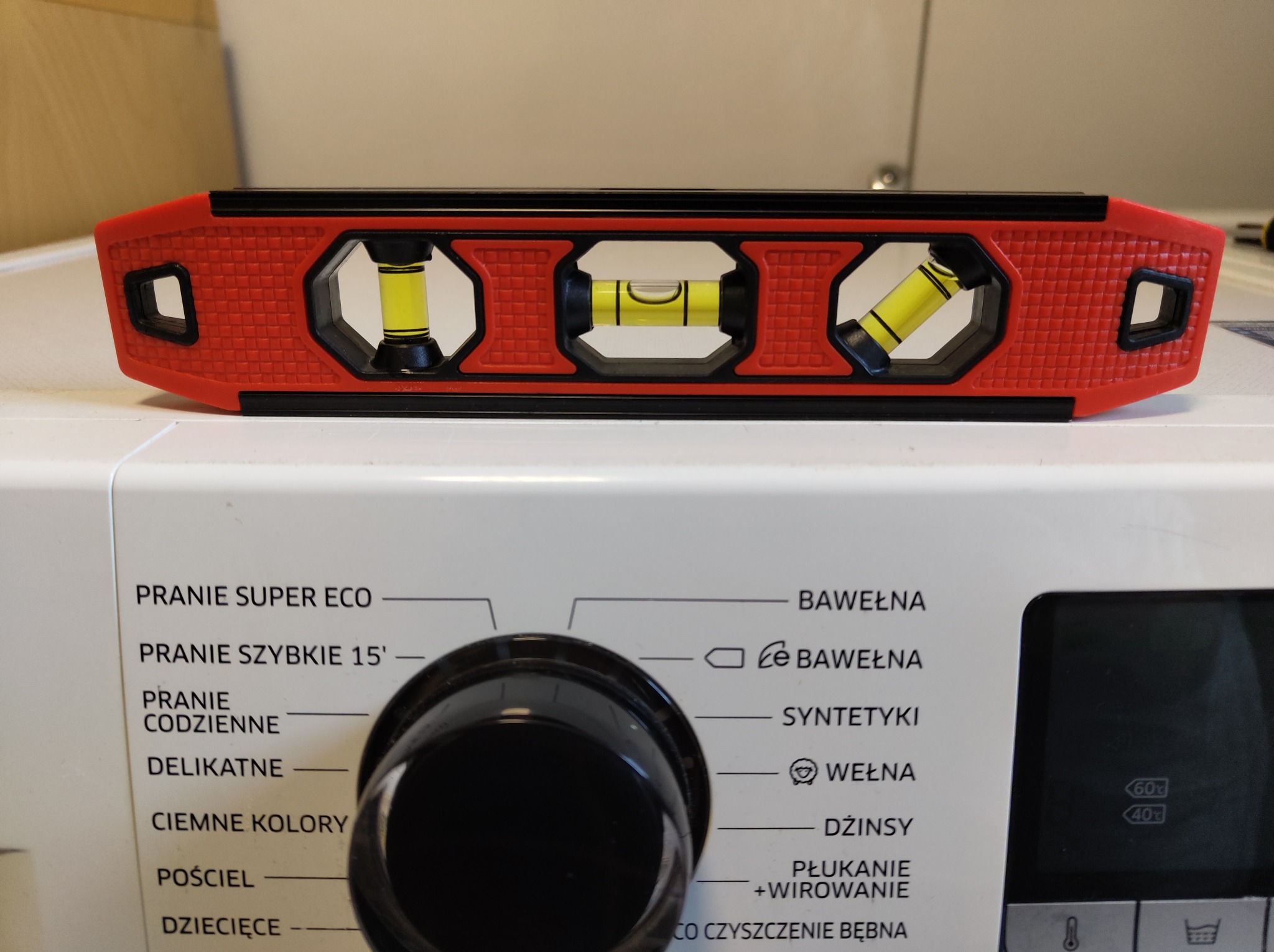 Poziomowanie w celu wyelinowanie 'tańcowania' pralki po łazience w czasie wirowania.