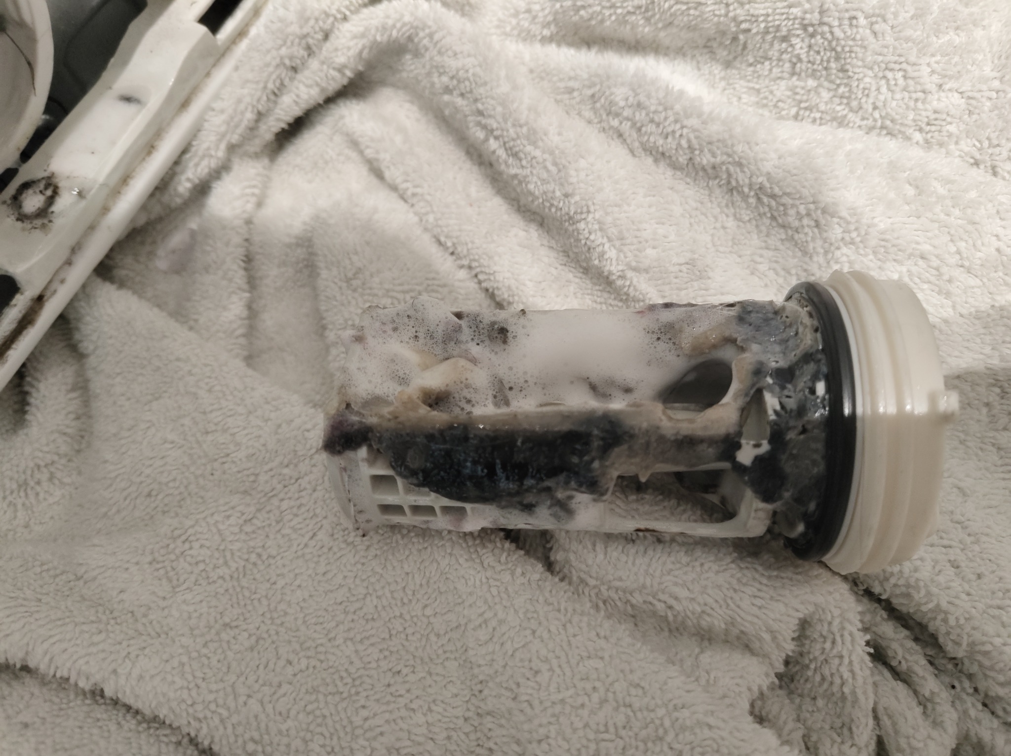 ... brudny filtr w pompie odpływowej ...