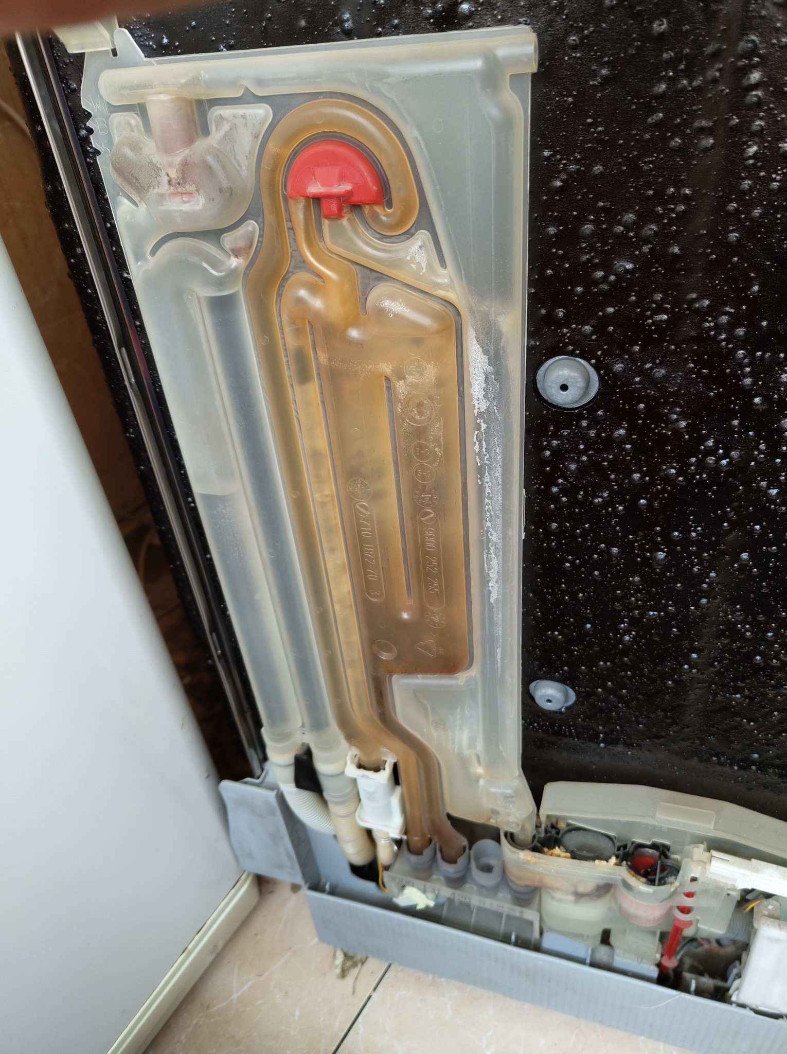 ... spowodowany przez zapchany kamieniem z twardej wody płaszcz wodny. Po wyczyszczeniu problem znikł.