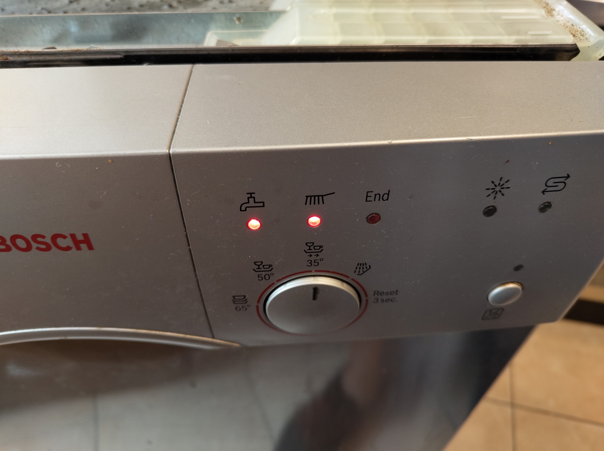 Problem z napływem wody do zmymarki sygnalizowany przez diodę na panelu ...