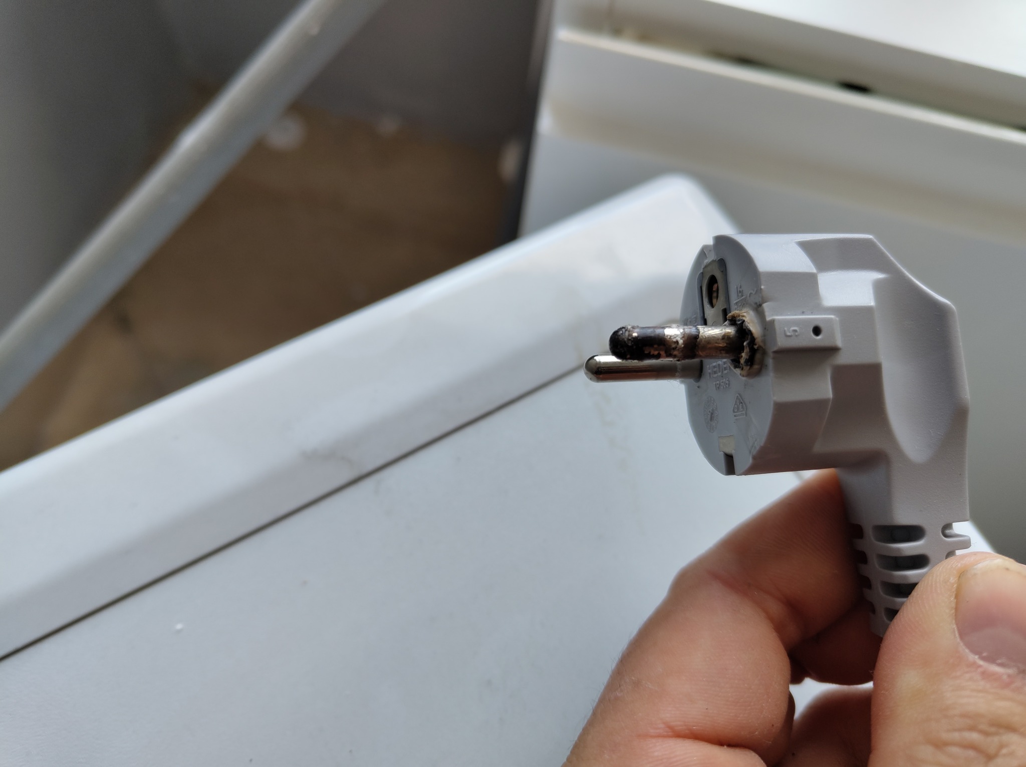 Spalona wtyczka przez użycie kiepskiego przedłużacza u klienta - wymieniono wtyczkę na nową.