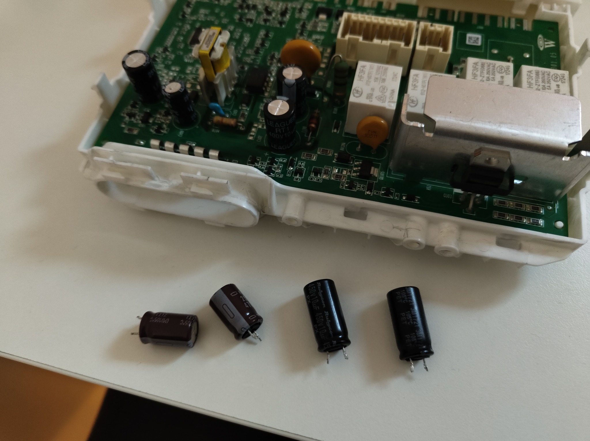 Wymiana kondensatorów na sterowniku pralki.