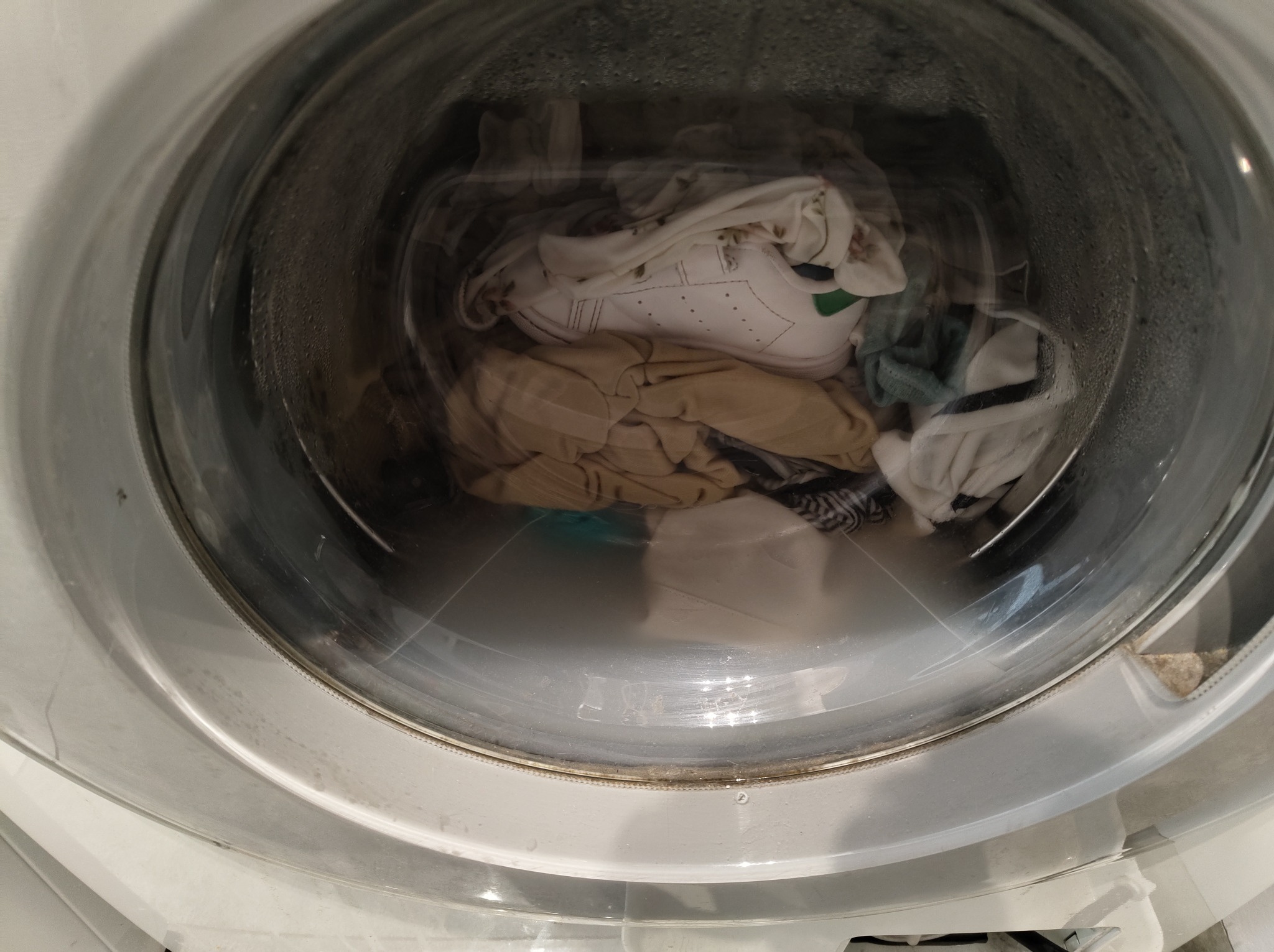 Brak odpływu wody z pralki może mieć kilka przyczyn...