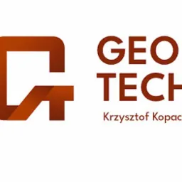 Logo firmy Geo Tech Krzysztof Kopacki w odcieniach brązu. Graficzny znak firmowy z nazwą firmy i imieniem i nazwiskiem właściciela. Minimalistyczny design.