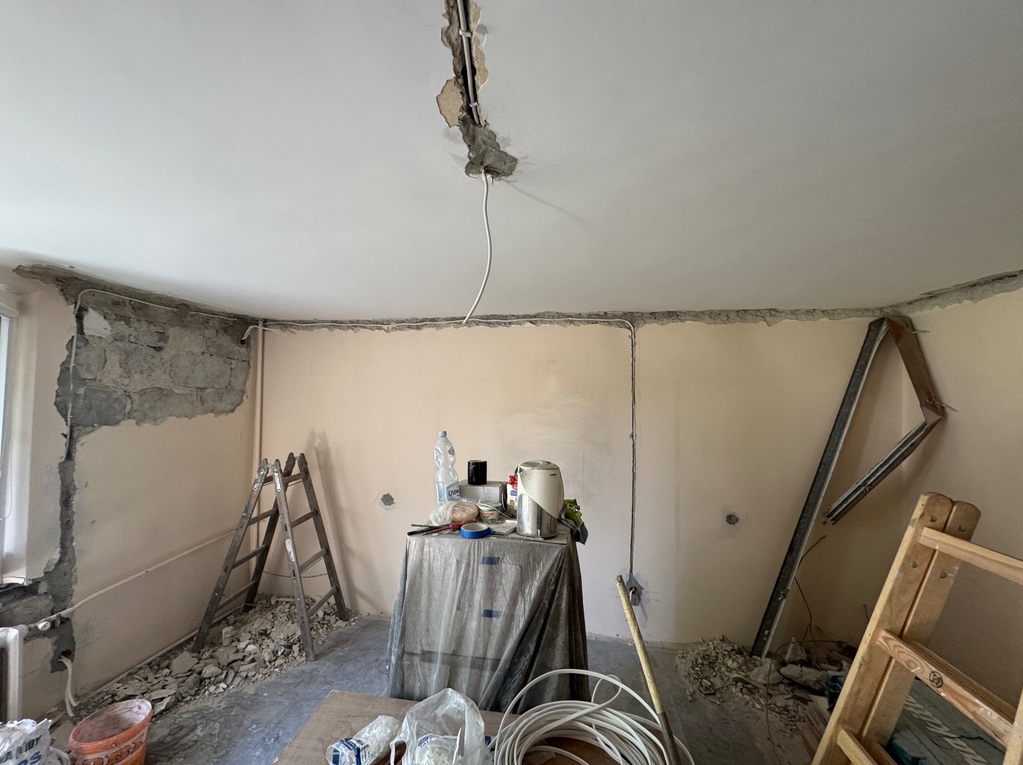 Wykłucie starych kabli z ścian i montaż nowych Przewodów