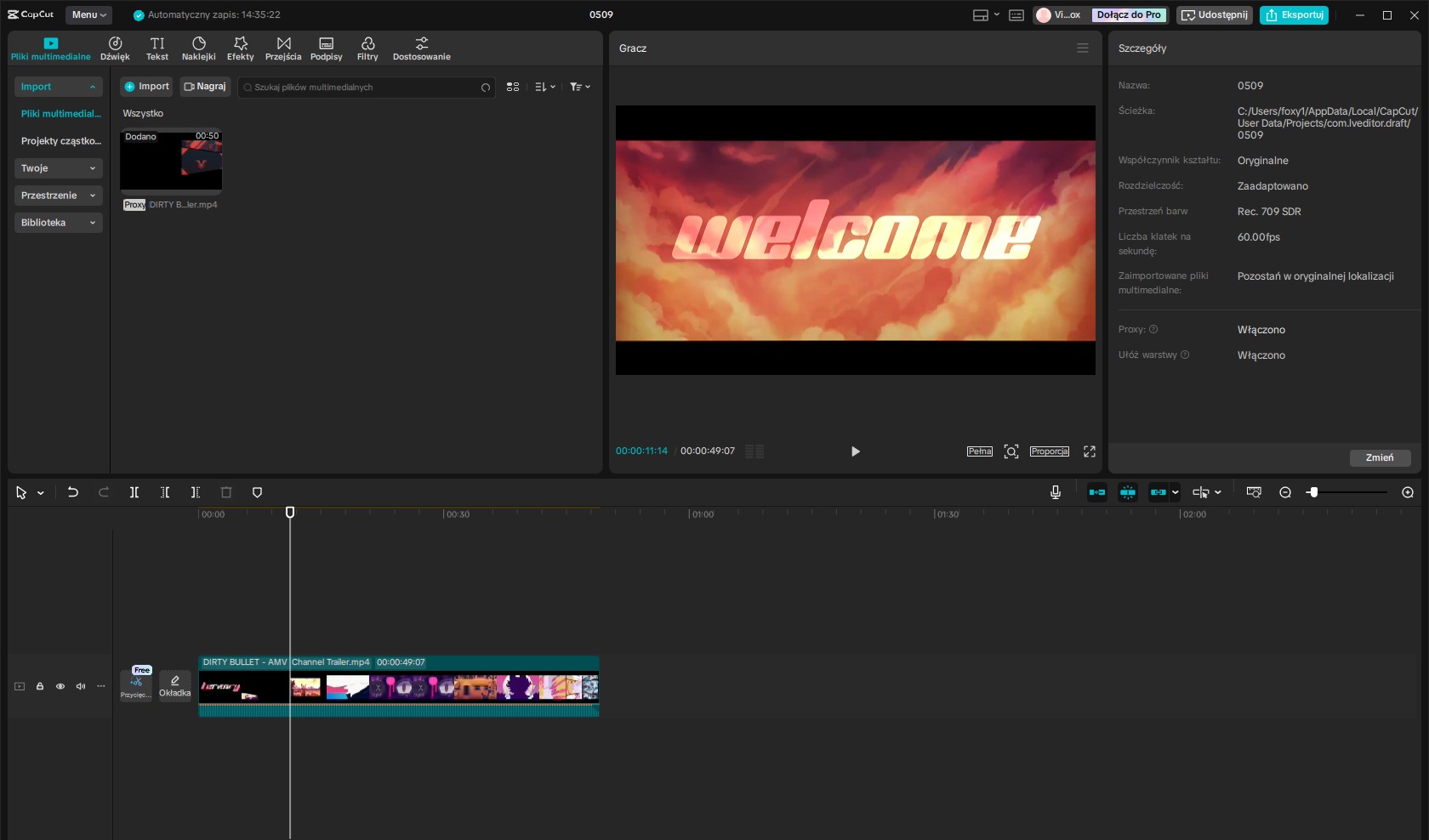 Ekran programu do montażu wideo CapCut z osią czasu i podglądem animowanego napisu 'welcome' na tle chmur. Widoczne narzędzia i ustawienia projektu.