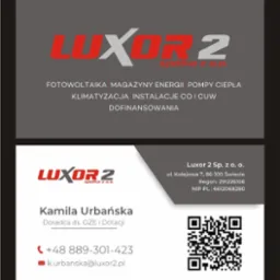 Wizytówka firmy Luxor 2 Sp. z o.o. z ofertą fotowoltaiki, magazynów energii, pomp ciepła, klimatyzacji i instalacji CO i CWU. Kontakt: Kamila Urbańska, doradca ds. OZE i dotacji.