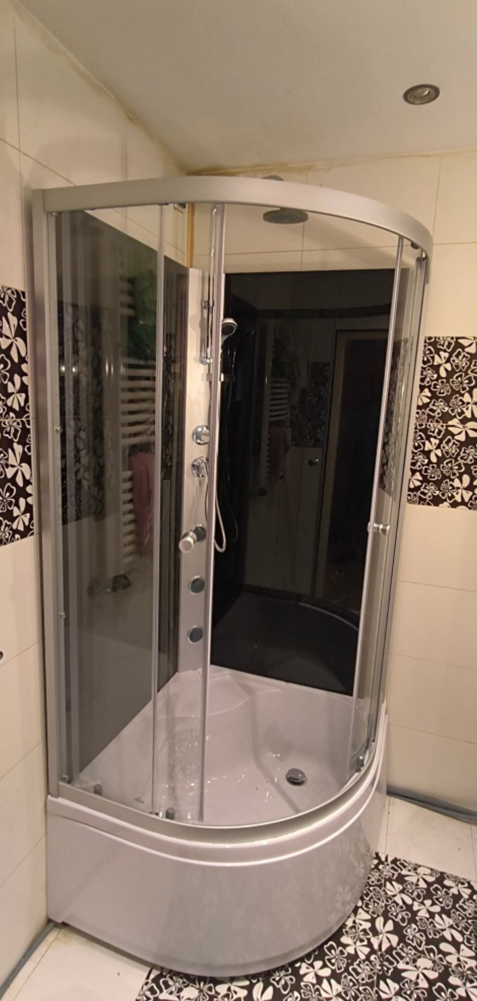 Montaż kabiny wolno stojącej