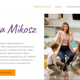 SELEA SPÓŁKA Z OGRANICZONĄ ODPOWIEDZIALNOŚCIĄ - Strona internetowa logopedy Aneta Mikosz: uśmiechnięta logopedka z dziećmi w gabinecie. Kolorowy gabinet, przyjazna atmosfera, logo w lewym górnym rogu.