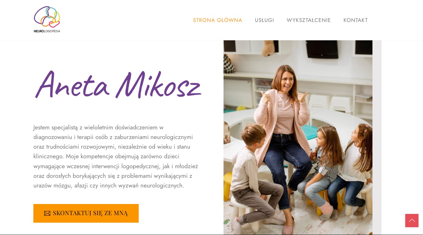 Strona internetowa logopedy Aneta Mikosz: uśmiechnięta logopedka z dziećmi w gabinecie. Kolorowy gabinet, przyjazna atmosfera, logo w lewym górnym rogu.