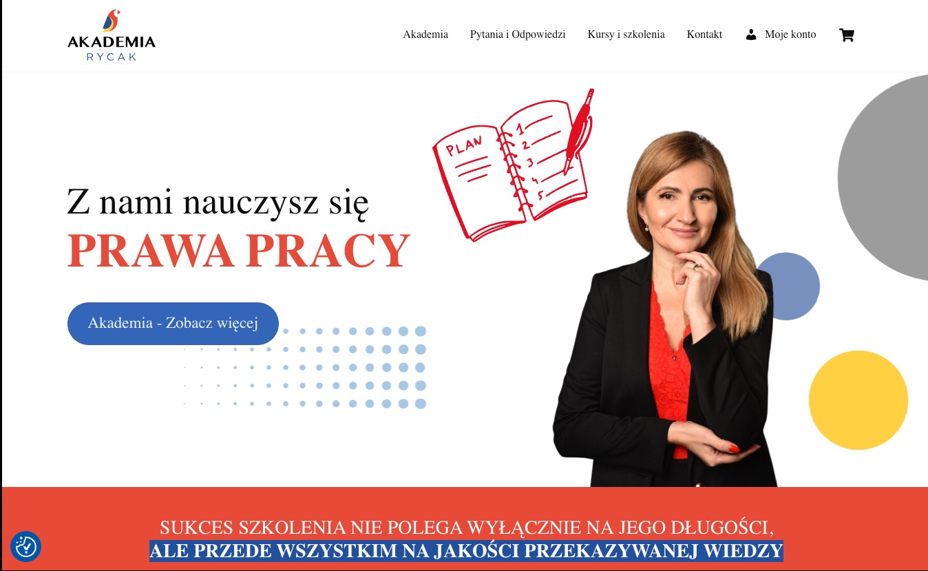 Strona internetowa Akademii Rycak z ofertą szkoleń z prawa pracy, prezentująca logo, tekst, grafikę notatnika i portret uśmiechniętej kobiety.