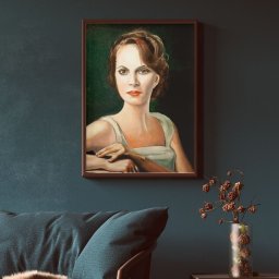 Damian Mroczkowski - Portret olejny kobiety w brązowej ramie, wiszący nad turkusową sofą z poduszkami. Dekoracja z szyszek w szklanym wazonie na stoliku.