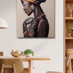 Obraz olejny przedstawiający profil kobiety w barwnym turbanie, wiszący na ścianie nad drewnianym stołem w jadalni. Widoczny fragment regału z dekoracjami.