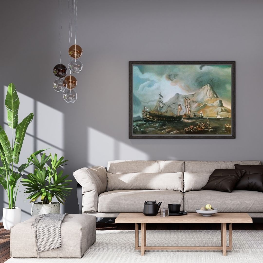 Obraz z motywem żaglowca na ścianie w salonie, nad beżową kanapą. Na stoliku zestaw do herbaty. Nowoczesna lampa wisząca i zielone rośliny dodają wnętrzu charakteru.