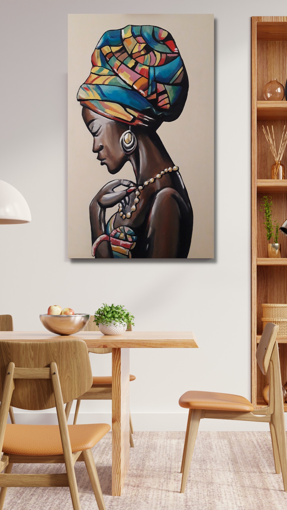 Obraz olejny przedstawiający profil kobiety w barwnym turbanie, wiszący na ścianie nad drewnianym stołem w jadalni. Widoczny fragment regału z dekoracjami.