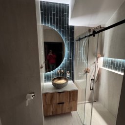 Adr-remonty - Nowoczesna łazienka z kabiną prysznicową typu walk-in, umywalką nablatową w etniczne wzory i okrągłym lustrem z podświetleniem LED. Minimalistyczny design.