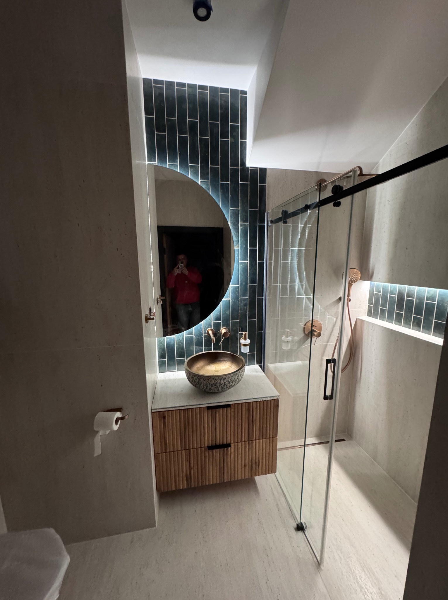 Nowoczesna łazienka z kabiną prysznicową typu walk-in, umywalką nablatową w etniczne wzory i okrągłym lustrem z podświetleniem LED. Minimalistyczny design.