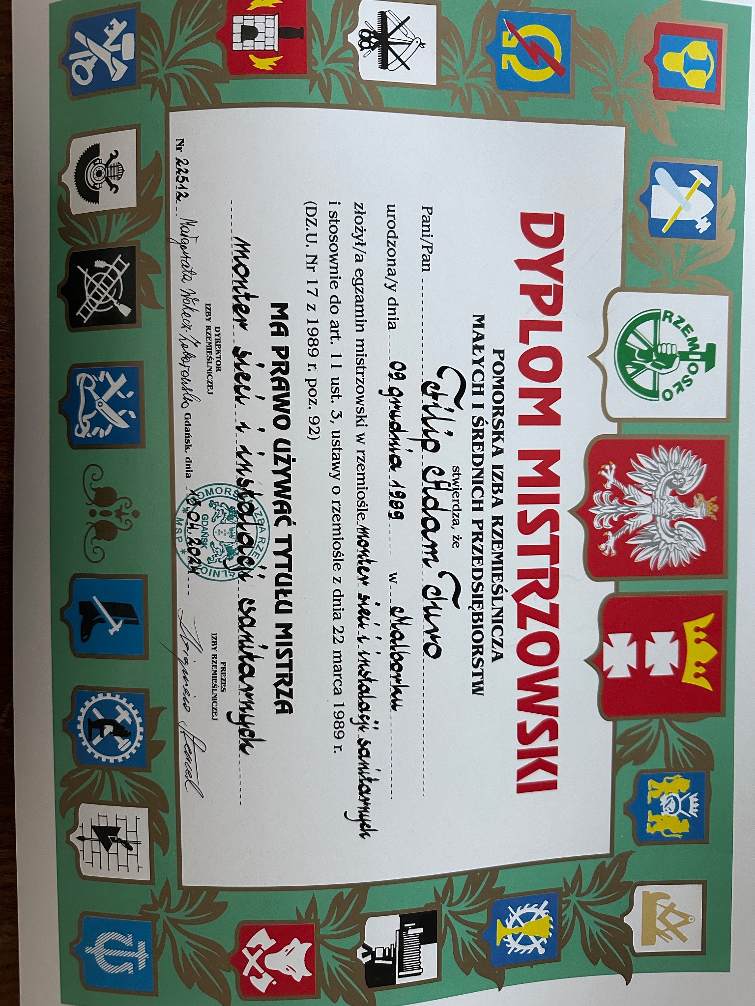 Dyplom mistrzowski dla montera sieci i instalacji sanitarnych, wydany przez Pomorską Izbę Rzemieślniczą w Gdańsku. Zawiera ozdobne ramki i pieczęcie.