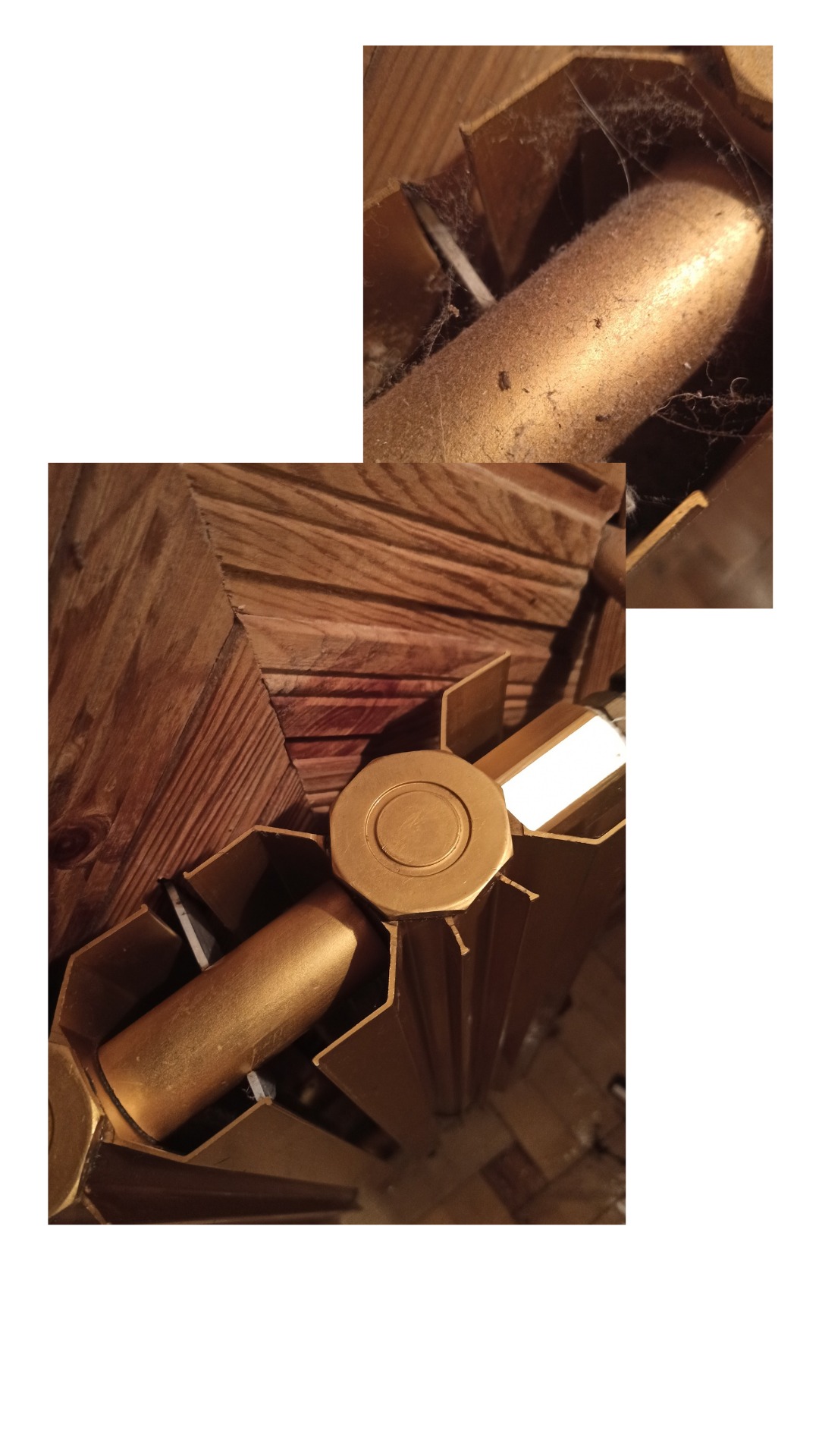 Z bliska: złoty element dekoracyjny z pajęczyną w rogu, na tle drewnianej podłogi. Widoczne zabrudzenia i kurz, co sugeruje potrzebę odświeżenia.