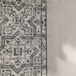 VOKMIS BUD SERHII SIMKOV - Wzorzyste, czarno-białe płytki w łazience, ułożone do rogu z minimalistycznymi białymi płytkami. Widoczny czarny profil wykończeniowy.