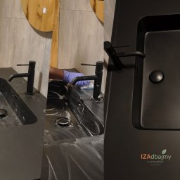 Czarna umywalka wyczyszczona a następnie nałożona powłoka hydrofobowa aby czystość zachować na dłużej.