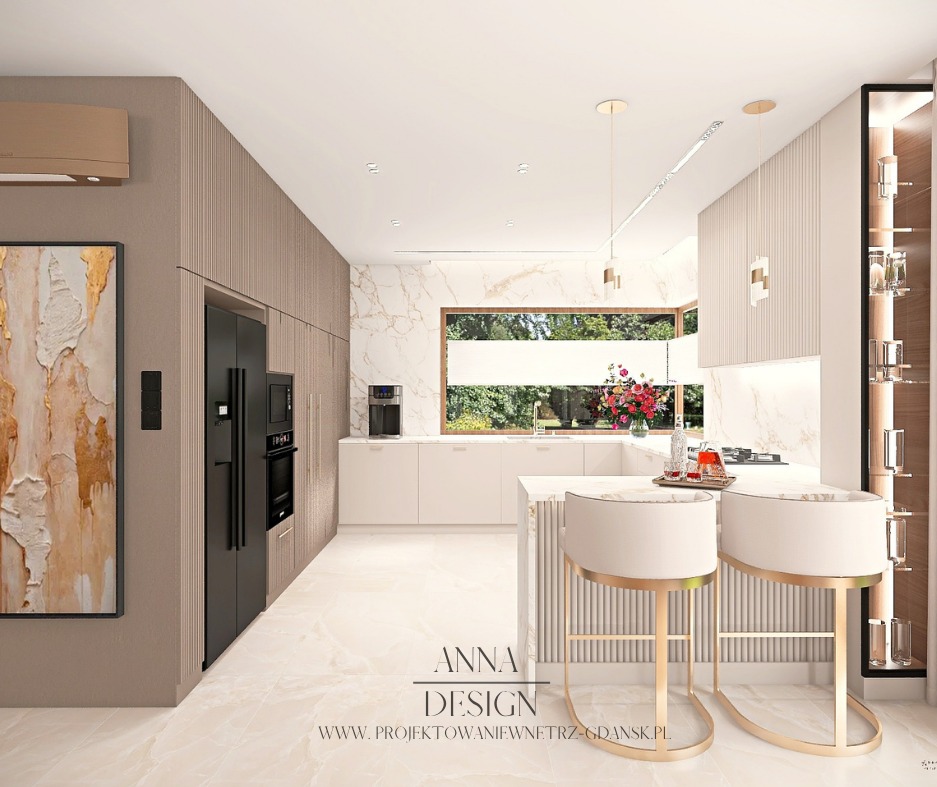 Elegancka, jasna kuchnia z marmurowymi akcentami, wyspą i złotymi hokerami. Nowoczesne oświetlenie i duże okno z widokiem na zieleń. Minimalistyczny design.