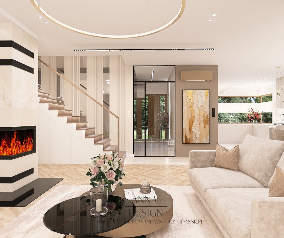Jasne wnętrze domu z kominkiem, schodami i przeszklonymi drzwiami. Neutralna kolorystyka, drewniane akcenty, nowoczesne oświetlenie i dekoracje kwiatowe.