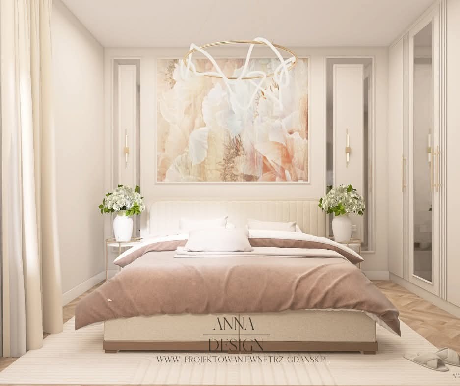 Elegancka sypialnia w beżach: łóżko z narzutą, kwiaty w wazonach, abstrakcyjny obraz nad wezgłowiem i nowoczesna lampa. Projekt wnętrza z dbałością o detale.