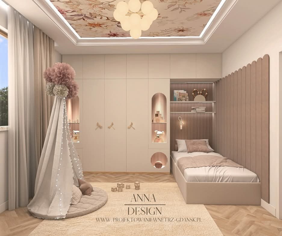 Pokój dziecięcy w pastelowych barwach z tipi, łóżkiem i szafą w zabudowie. Sufit zdobiony kwiatowym motywem i designerską lampą. Całość w estetyce nowoczesnej.