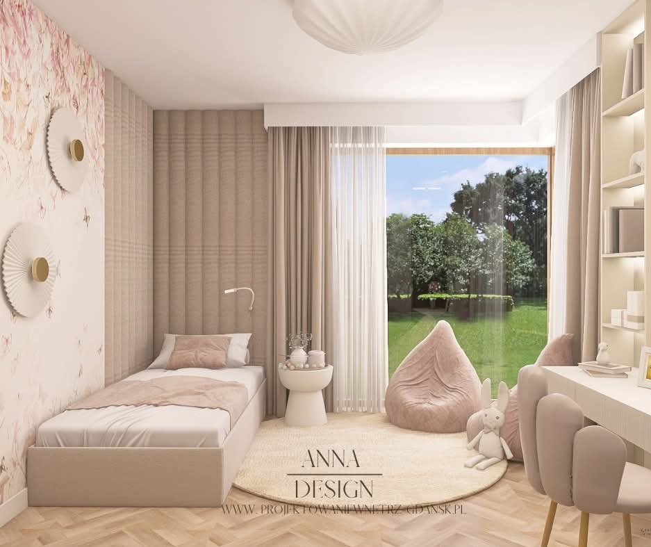 Wnętrze pokoju dziecięcego w pastelowych barwach: łóżko, biurko, pufy, okno z widokiem na zieleń. Dekoracyjne panele ścienne i okrągłe ozdoby. Parkiet w jodełkę.