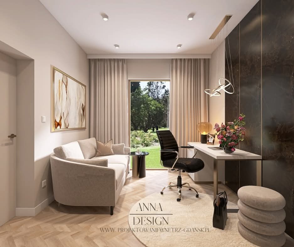 Elegancki gabinet z sofą, biurkiem i widokiem na ogród. Stonowana kolorystyka, parkiet w jodełkę. Nowoczesna lampa wisząca nad biurkiem. Projekt Anna Design, Gdańsk.