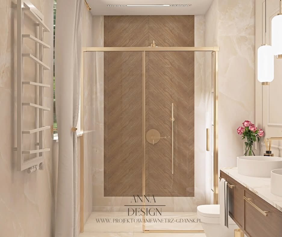 Elegancka łazienka z kabiną prysznicową w złotej ramie, drewnianą ścianą w jodełkę i marmurowymi płytkami. Umywalka nablatowa, subtelne oświetlenie.