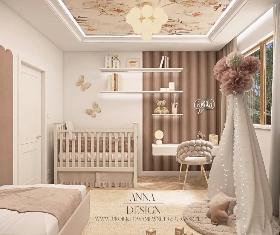 Urokliwy pokój dziecięcy w beżach i brązach: łóżeczko, tipi, biurko z krzesłem. Na ścianie półki z dekoracjami, sufit z kwiatowym wzorem. Przytulne wnętrze.