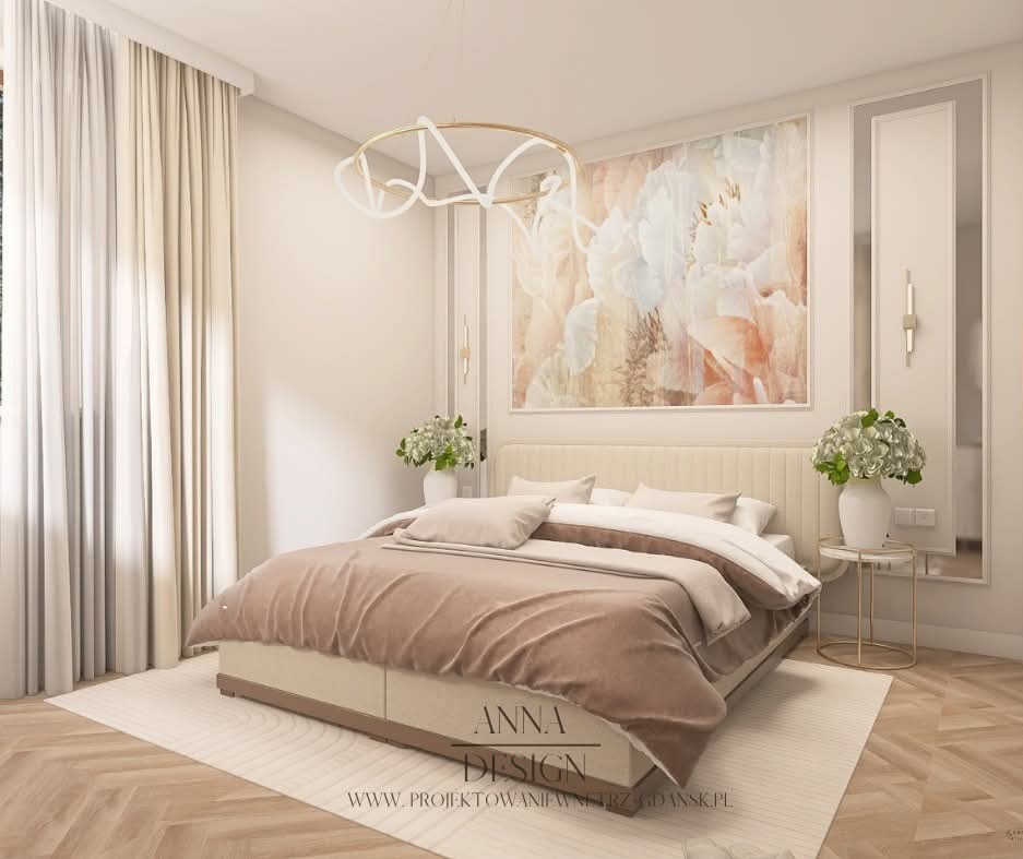 Elegancka sypialnia z beżowym łóżkiem, kwiatami i abstrakcyjnym obrazem. Nowoczesna lampa sufitowa i parkiet w jodełkę dodają wnętrzu luksusowego charakteru.