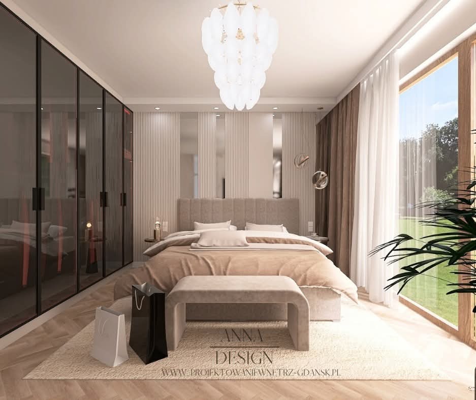 Elegancka sypialnia z dużym oknem, designerską lampą i pojemną szafą w zabudowie. Beżowa kolorystyka, drewniana podłoga i dekoracyjne torby dodają szyku.