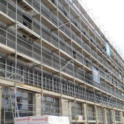 Prace elewacyjne w toku! Montaż rusztowań i ocieplenie budynku z wykorzystaniem izolacji ROCKWOOL