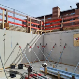 Montaż ścian żelbetowych z odpowiednim zabezpieczeniem