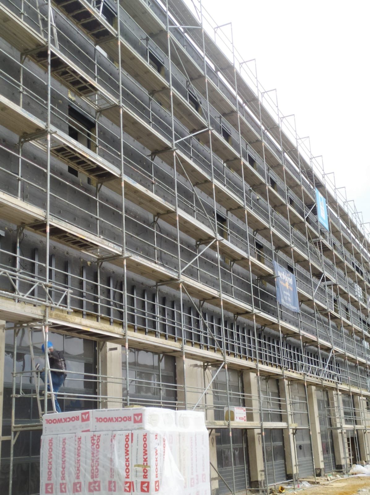 Prace elewacyjne w toku! Montaż rusztowań i ocieplenie budynku z wykorzystaniem izolacji ROCKWOOL