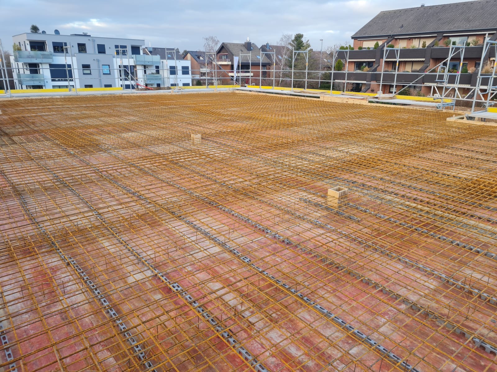 Zbrojenie stropu gotowe do zalania betonem