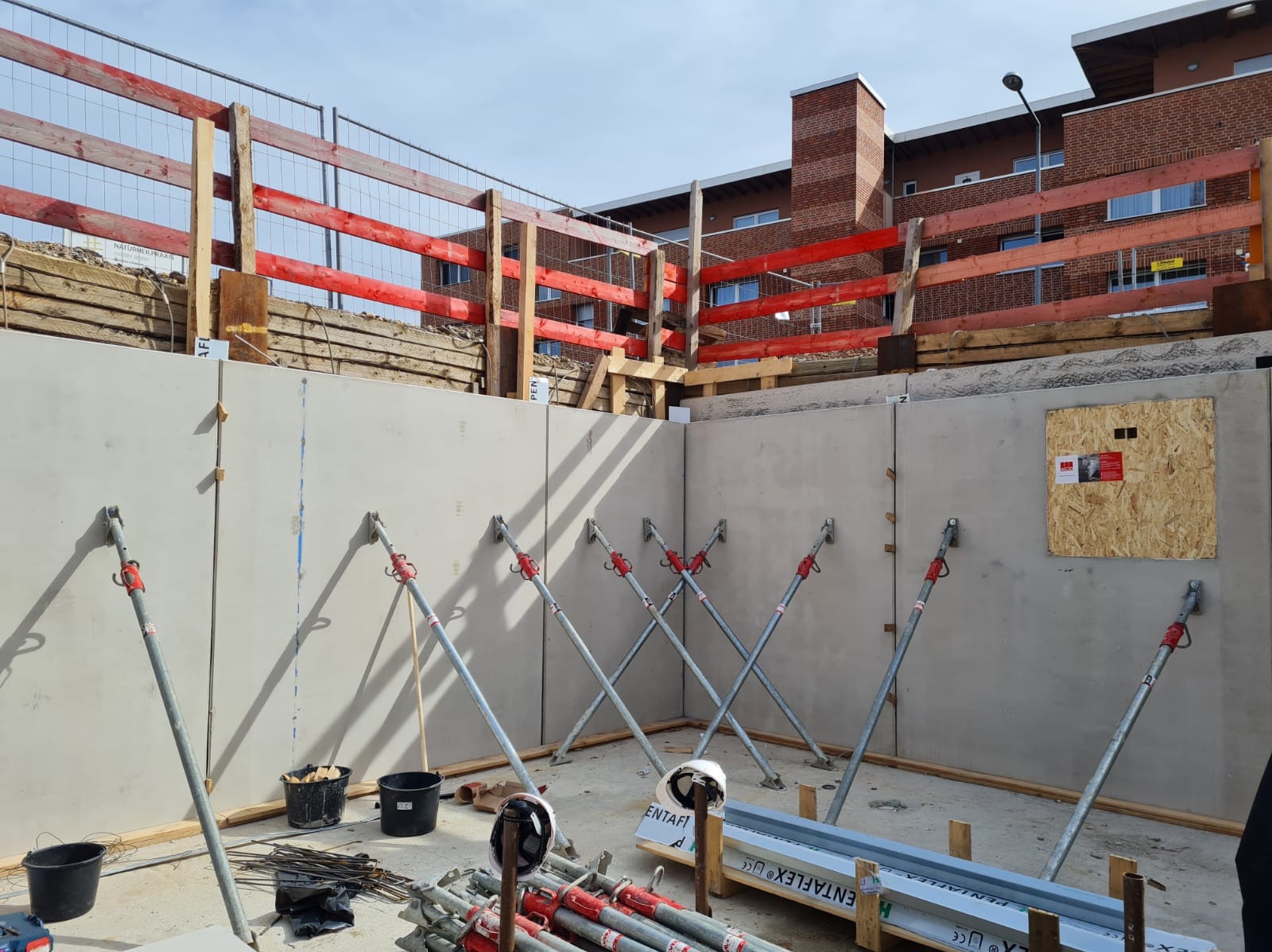 Montaż ścian żelbetowych z odpowiednim zabezpieczeniem