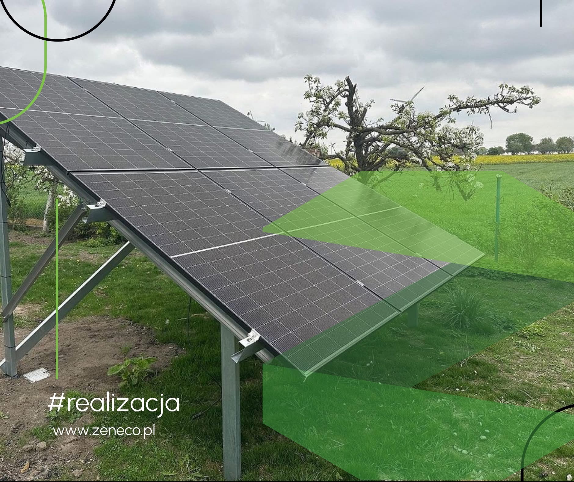 Instalacja paneli słonecznych na łące, widok z dołu. Metalowa konstrukcja wspiera panele, w tle drzewa i pole. Graficzne elementy w odcieniach zieleni.