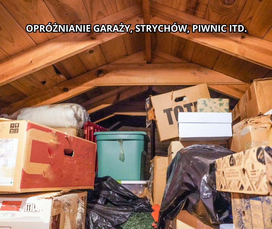 Zapełniony strych z drewnianą konstrukcją dachu, kartonami, pudłami, workami i pojemnikami, czekający na opróżnienie. Widoczne przedmioty codziennego użytku.