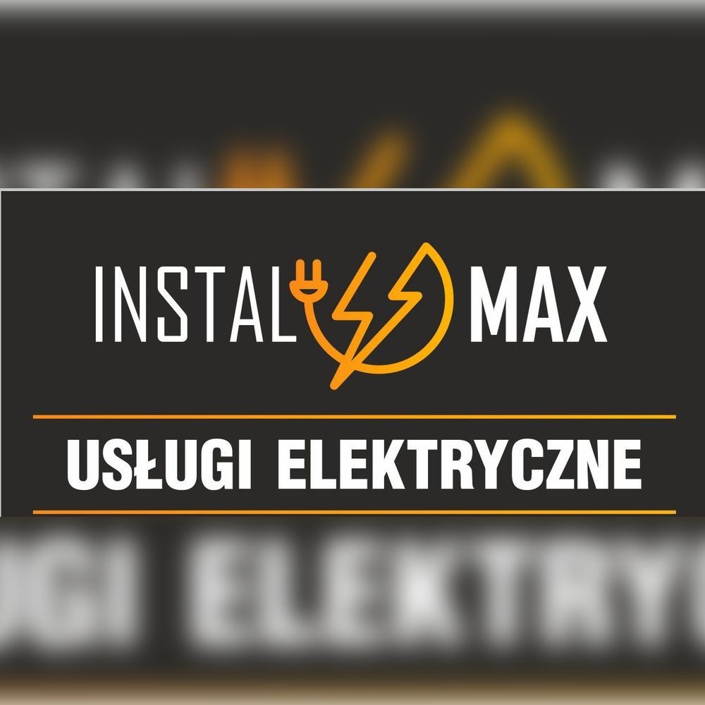 Logo firmy Instal Max świadczącej usługi elektryczne. Na czarnym tle biały napis i pomarańczowy symbol wtyczki z błyskawicą.